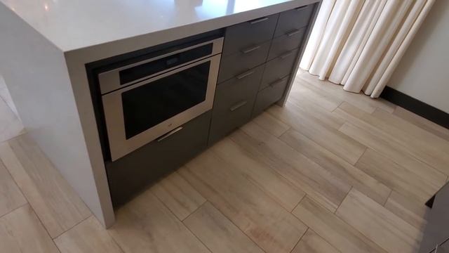 Town Square Unit 401 смотреть онлайн