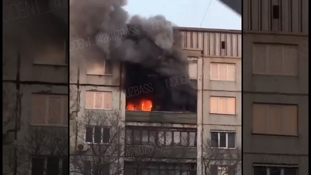 В Кемерове полыхает общежитие смотреть онлайн