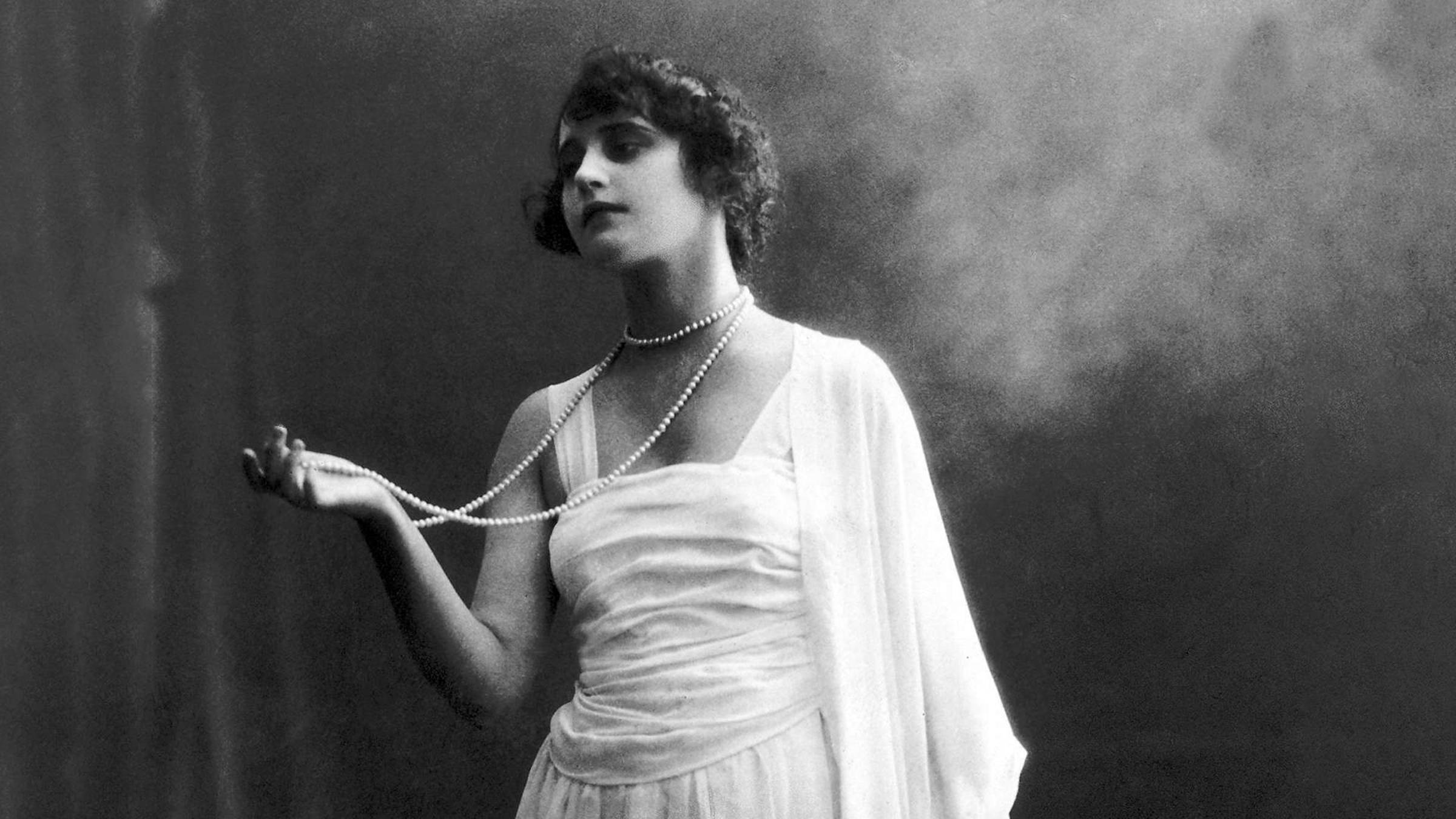 Ваши пальцы пахнут ладаном. Автор и исполнитель: Александр Вертинский. Монтаж видео: О.Касьян смотреть онлайн