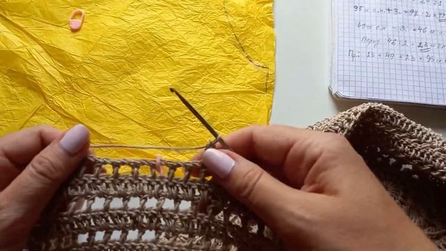 Топ крючком с вставкой из квадратных мотивов.