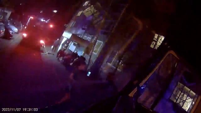 На пожаре в Бресте работники МЧС спасли хозяина квартиры смотреть онлайн