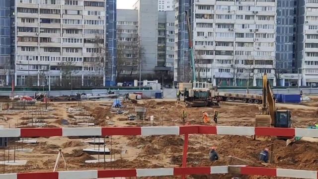 Ясенево. 06.11.2021.Строительство ледовой арены ( лепят куличики на песочке) смотреть онлайн