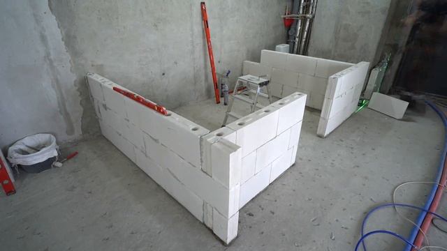 Возведение перегородок санузла из блоков. Все этапы. #4 смотреть онлайн