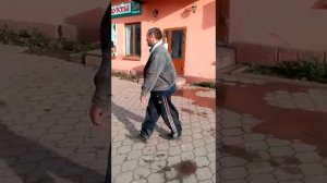 бомж танцует под песню)))))