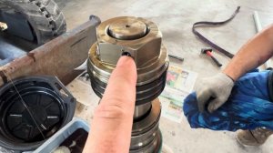 Замена штока гидроцилиндра / Replacing the hydraulic cylinder rod