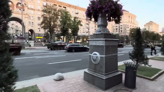 Киев сегодня - побитая рос техника на Крещатике! смотреть онлайн