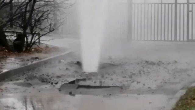 "Кипящий" фонтан в Колпино смотреть онлайн