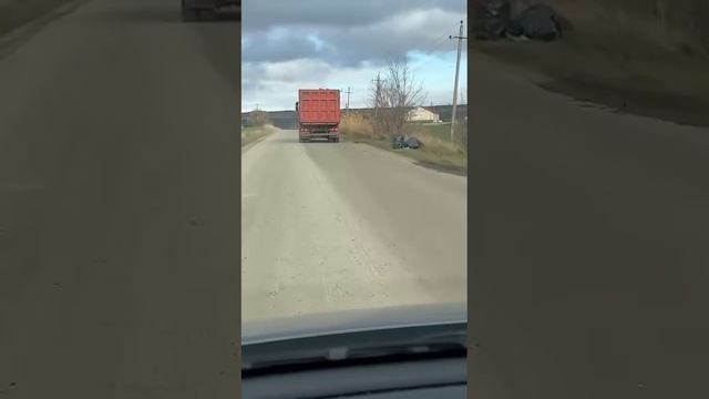 Жители хутора на Ставрополья просят привести в порядок разбитую дорогу смотреть онлайн