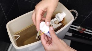 Вот что будет, если положить зубную пасту в бачок унитаза 💥 Результат вас порадует