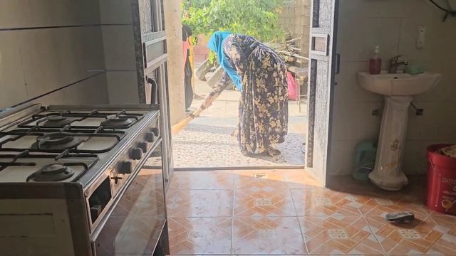 Destruction of the tent: Mother's opposition to Fatimah going to workand the destruction of her ten смотреть онлайн