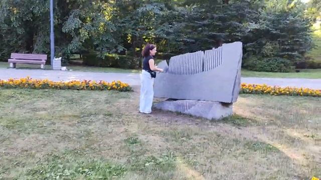 Викуля играет на каменной расчёске ;-) смотреть онлайн