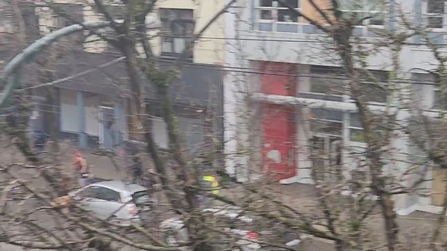 Throwing garbage out of the window now turned into a big police event смотреть онлайн