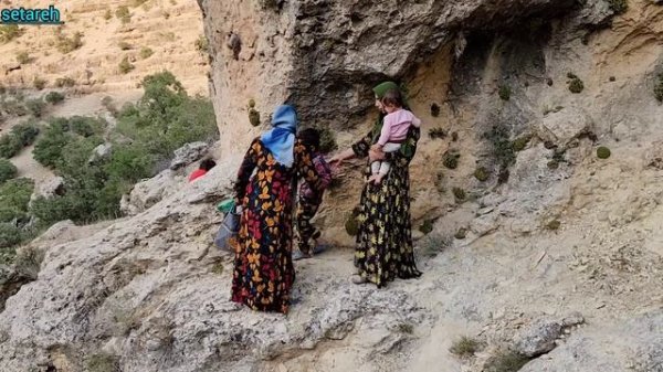 Maryam and Setareh escape from Abbas to go to the city