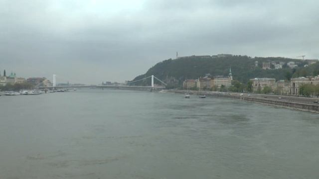 Royal Palace in Budapest , Hungary videoed from Szechenyi Bridge смотреть онлайн