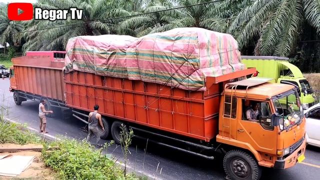 Aksi Truck Dorong Pantat Hampir Makan Korban‼️ Solidaritas Supir Lintas смотреть онлайн