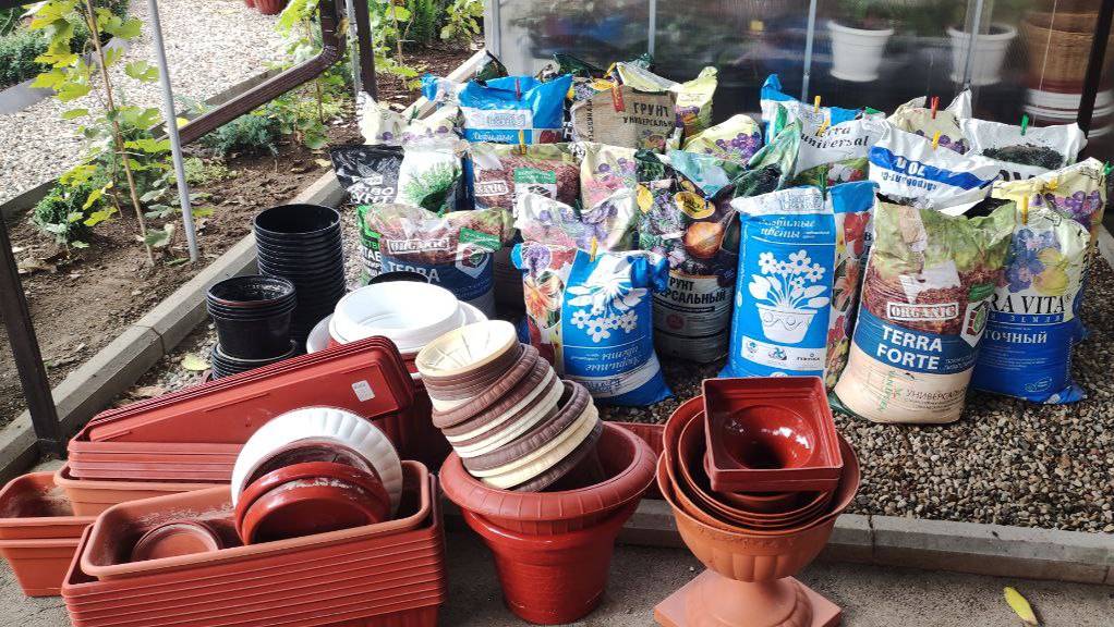 Что делать с грунтом в котором все лето росли цветы. Как готовлю грунт и кашпо на новый сезон. смотреть онлайн