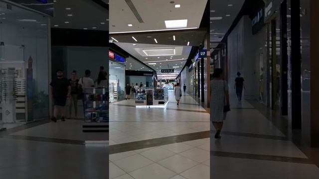 Пустые павильоны торгового центра смотреть онлайн