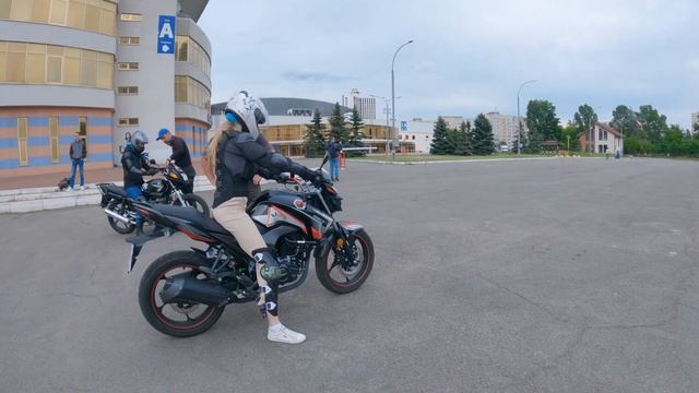 Дівчина перший раз на мотоциклі. Живемо лише раз смотреть онлайн