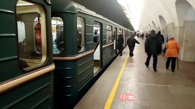 81-717/714 "Номерной" на станции Шаболовская. смотреть онлайн