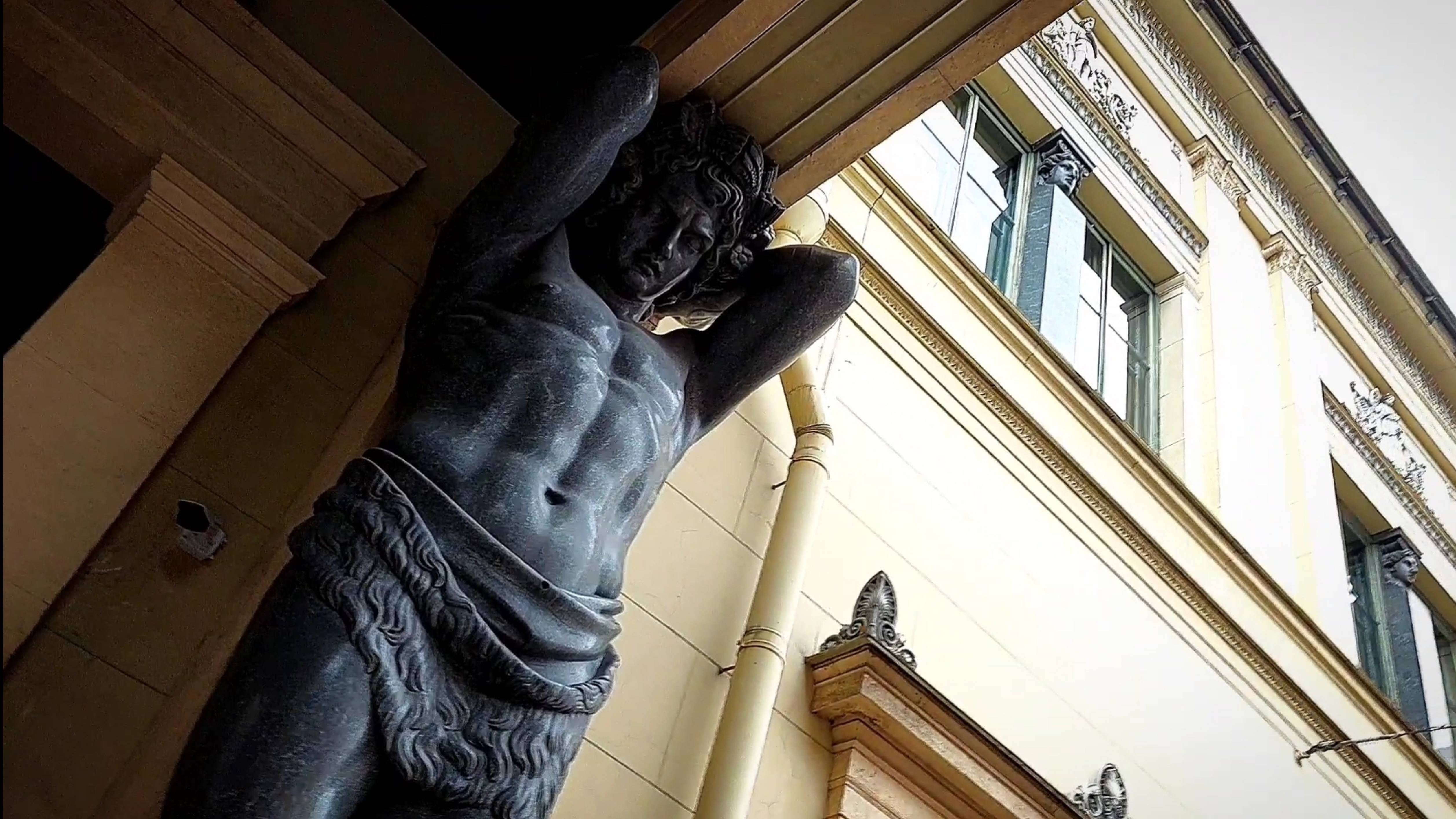 Есть легенда, что образы атлантов созданы на основе реальных петербуржцев тех лет 🤔 смотреть онлайн