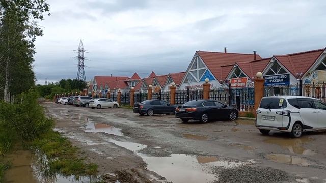 Чудеса инфраструктуры. Парковка у рынка ДЕПО-2. Июнь 2024. Хабаровск. смотреть онлайн