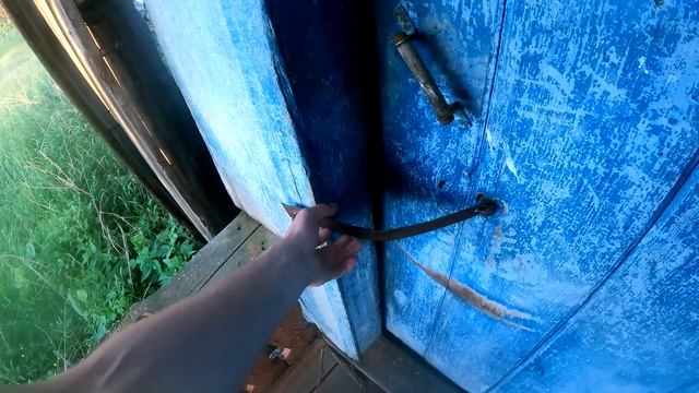 ПОСЛЕДНИЙ ЖИТЕЛЬ В ЗАБРОШЕННОЙ ДЕРЕВНЕ В ЛЕСУ/ УДИВИТЕЛЬНЫЕ НАХОДКИ В ЗАБРОШЕННЫХ ДОМАХ смотреть онлайн