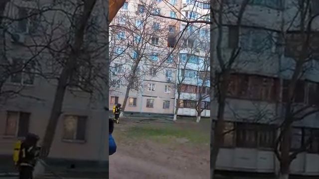 На поселке Котовского пожар в жилой многоэтажке смотреть онлайн