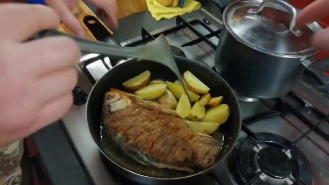 Готовим карася и мясо с картошкой по деревенски..... Пальчики оближешь))) смотреть онлайн