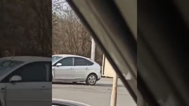 Три машины жёстко побились на развязке в Ставрополе