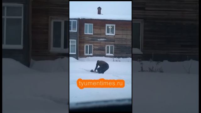 В Ханты-Мансийске школьник провалился в сугроб по самую шею. Его спас таксист