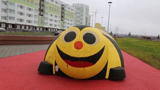 Центральная аллея Янила Кантри приглашает на прогулку смотреть онлайн