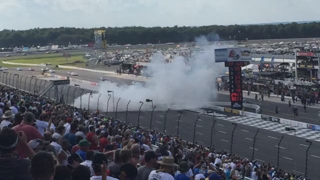 The craziest race I have ever been to: 2015 Windows 10 400 смотреть онлайн