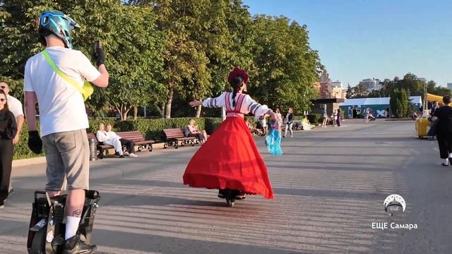 Матушка...кого только не встретишь в Самаре на набережной. смотреть онлайн