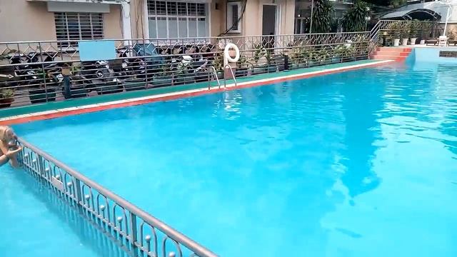 В поисках бассейна в отеле нежданчик смотреть онлайн