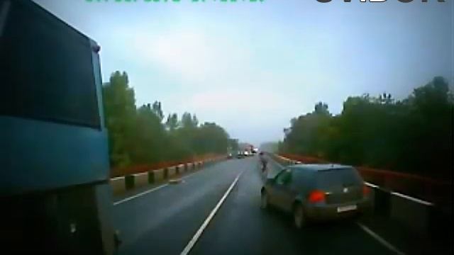 Автобус протаранил четыре машины смотреть онлайн