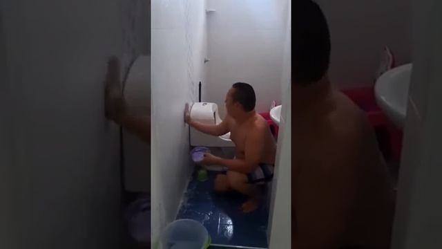 Посмотрите, какой хороший у меня мужик! И готовит! И убирается! И мусор выносит! смотреть онлайн