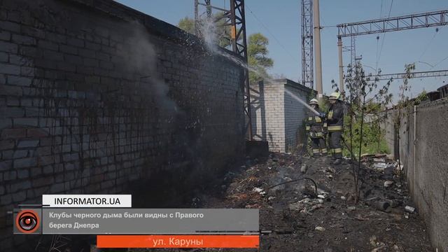 В Днепре в гаражах на Каруны загорелась гора мусора: район окутал едкий дым смотреть онлайн