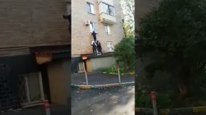 мент упал с окна