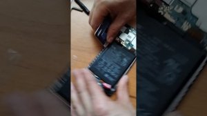 Как поменять батарею телефона своими руками не повредив её.