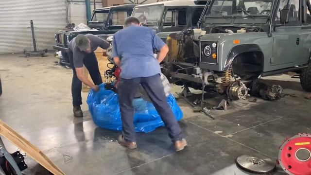 Land Rover Defender 90 Cummins R2.8 Turbo Diesel Engine Swap смотреть онлайн