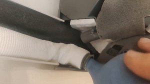 Пробиваем дренаж кондиционера и защищаем его от насекомых