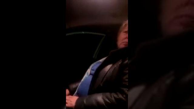 Пьяная женщина в такси не хочет уходить смотреть онлайн