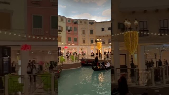 Gondola ride at the Villaggio Mall in Doha, Qatar смотреть онлайн