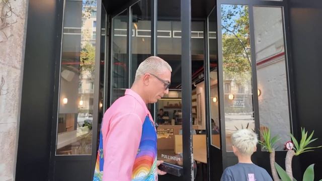 НАША ЖИЗНЬ В БАРСЕЛОНЕ - Обзор квартиры, любимые заведения, прогулка по городу смотреть онлайн