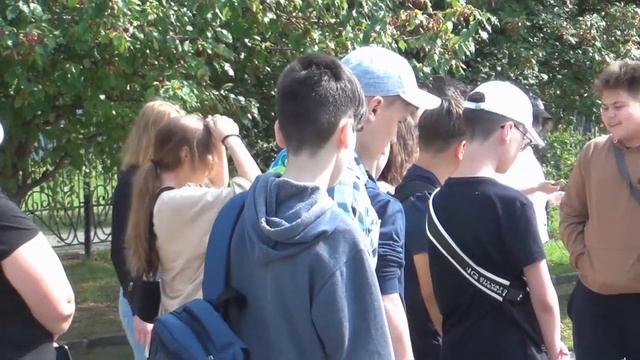 Иду, гляжу... Камеру нащупал в кармане. смотреть онлайн