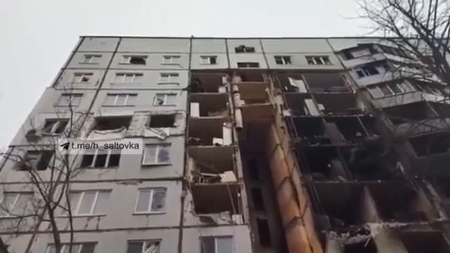 Житель Харькова на тросе спустился с крыши в свою квартиру, чтобы забрать вещи смотреть онлайн