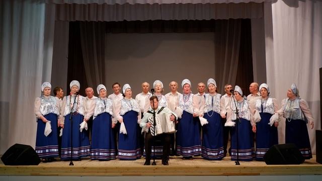 Народный коллектив хор ветеранов "Дебёсские зори" - Вдоль деревни смотреть онлайн