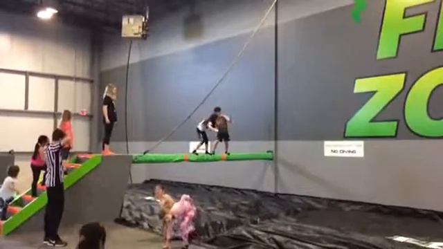 Mac & Kia Balance Beam fight смотреть онлайн