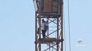 А вам СЛАБО? - как машинист башенного крана каждый раз приходит на свое рабочее место?