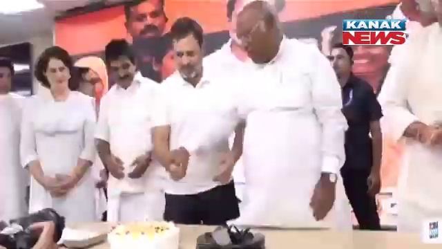 Congress Leader Rahul Gandhi Celebrates His 54th Birthday At AICC Headquarters In Delhi смотреть онлайн